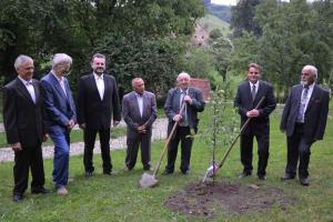 Saditev bogatinke in srečanje nekdanjih funkcionarjev občine